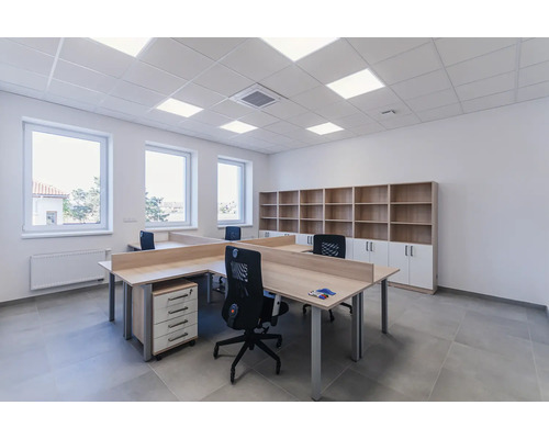 Licht kantoor met bureaus, bureaustoelen, rolcontainers en kasten voor kantoorbenodigdheden