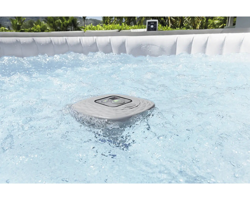 Opblaasbare bubbelbad met bedieningseenheid in het water