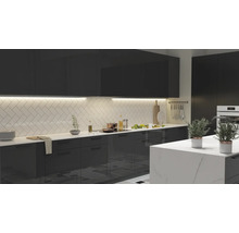 Moderne keuken met grijze kasten, wit aanrechtblad en visgraatmotief tegels