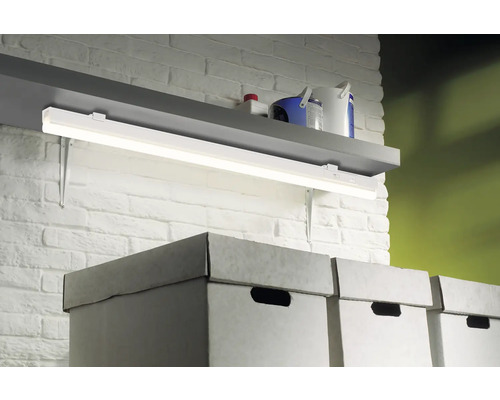 Plank met LED onderbouwlamp boven dozen