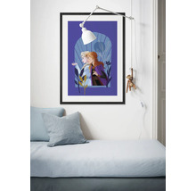 Ingelijste afbeelding met de personages Anna en Elsa uit Frozen aan een kamermuur boven een bed