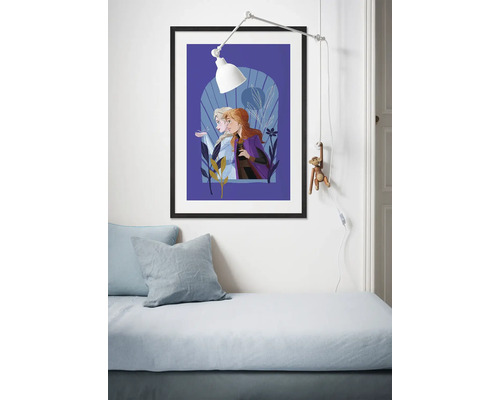 Ingelijste afbeelding met de personages Anna en Elsa uit Frozen aan een kamermuur boven een bed