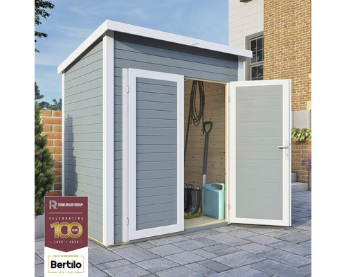 Tuinhuis met open deuren, tuingereedschap binnenin