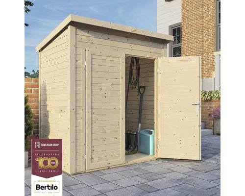 Houten tuinkast met open deur, tuingereedschap op de achtergrond. Rowlinson Group Logo. Bertilo Logo.