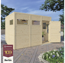 Houten tuinhuis met ramen en open deur in buitenruimte