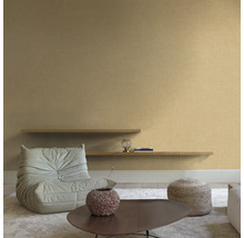 Woonkamer met fauteuil, salontafel en wandplanken.