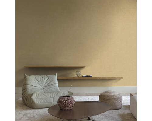 Woonkamer met fauteuil, salontafel en wandplanken.