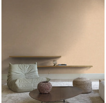 Woonkamer met fauteuil, houten tafel, planken en decoratie voor een gezellige sfeer