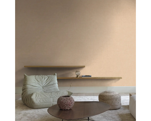 Woonkamer met fauteuil, houten tafel, planken en decoratie voor een gezellige sfeer