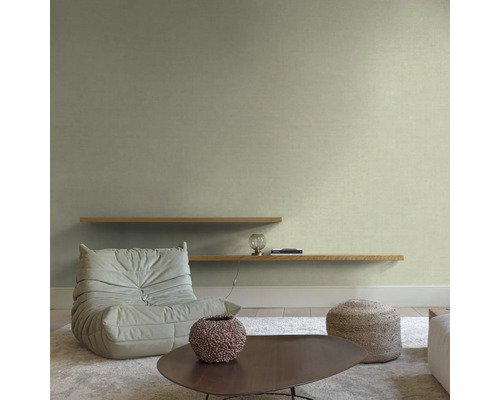 Woonkamer met fauteuil, tafel en planken