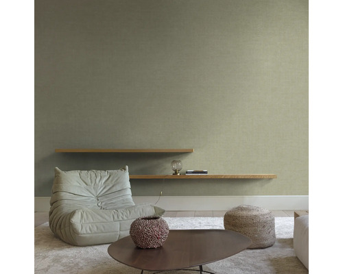 Woonkamer met fauteuil, planken en salontafel op een vloerkleed