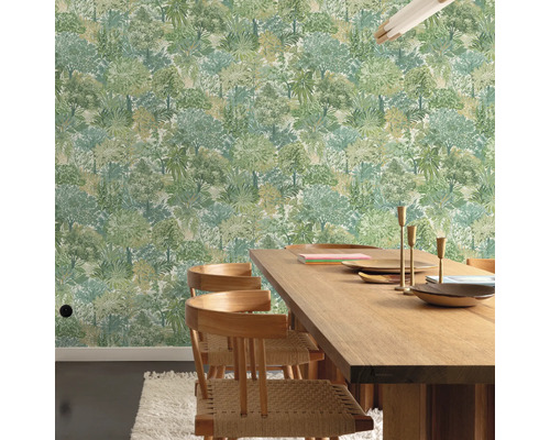 Een eetkamer met een houten tafel en stoelen tegen een behang met een boommotief.