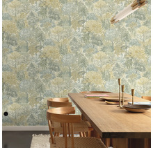 Eetkamer met bloemmotief behang, houten tafel en stoelen