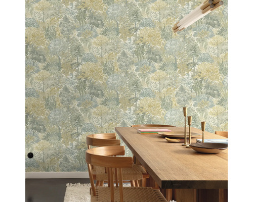 Eetkamer met bloemmotief behang, houten tafel en stoelen