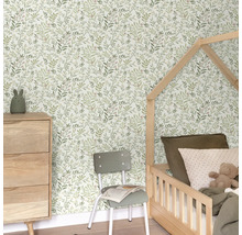 Kinderkamer met botanisch behang, bed, commode en stoel