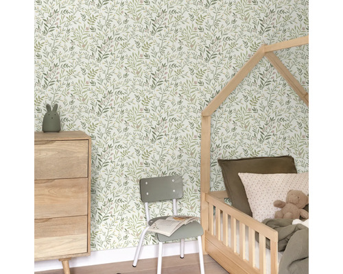 Kinderkamer met botanisch behang, bed, commode en stoel