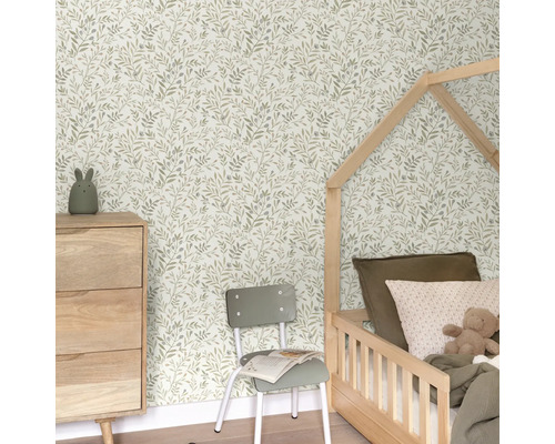 Kinderkamer met bladerbehang, bed en commode