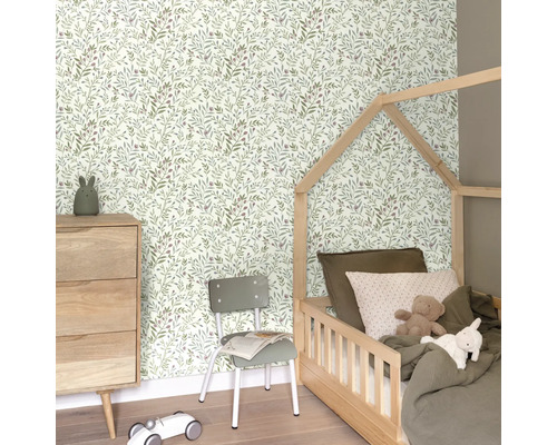 Kinderkamer met bed, commode, stoel en behang met bladerdesign