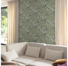 Woonkamer met bank en groen bloemenbehang