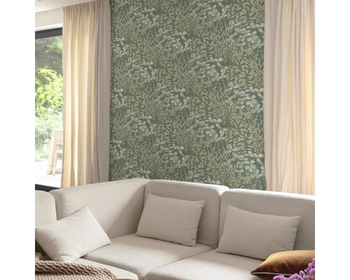 Woonkamer met bank en groen bloemenbehang