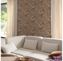 Woonkamer met bruin bloemenbehang, bank en gordijnen