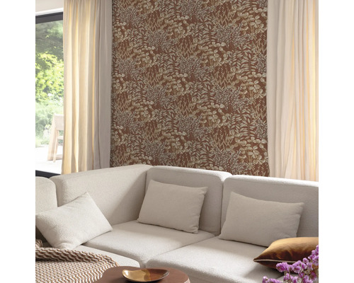 Woonkamer met bruin bloemenbehang, bank en gordijnen