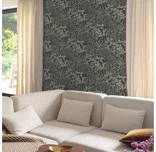 Woonkamer met een bloemenbehang en een bank