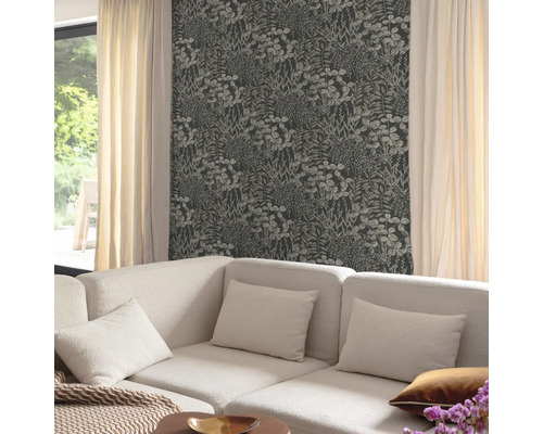 Woonkamer met een bloemenbehang en een bank