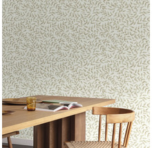 Kamerweergave met bladbehang, houten tafel en stoel