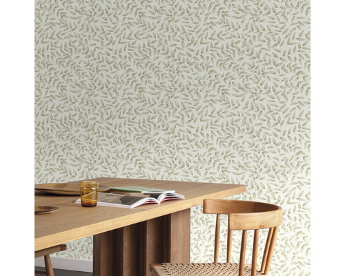 Kamerweergave met bladbehang, houten tafel en stoel