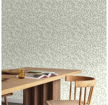 Woonkamer met bladbehang en houten tafel