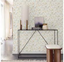 Gang met bloemenbehang, console en kruk