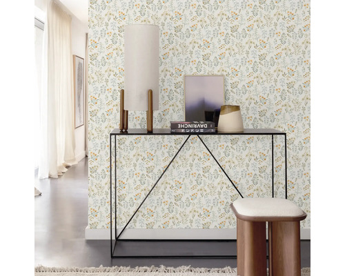 Gang met bloemenbehang, console en kruk