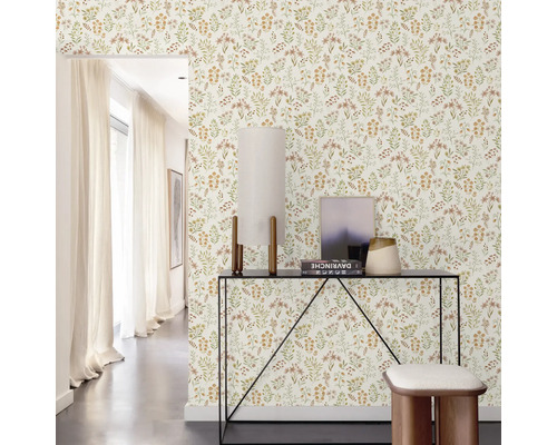 Hal met bloemenbehang, console, lamp en kruk