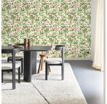 Lichte kamer met eettafel en bloemrijk behang