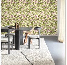 Eetkamer met bloemenbehang, eettafel en hoogpolig tapijt