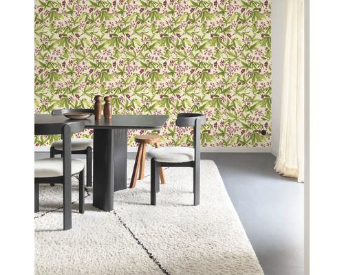 Eetkamer met bloemenbehang, eettafel en hoogpolig tapijt