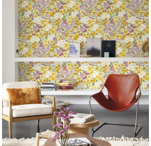 Woonkamer met bloemenbehang, planken en fauteuils