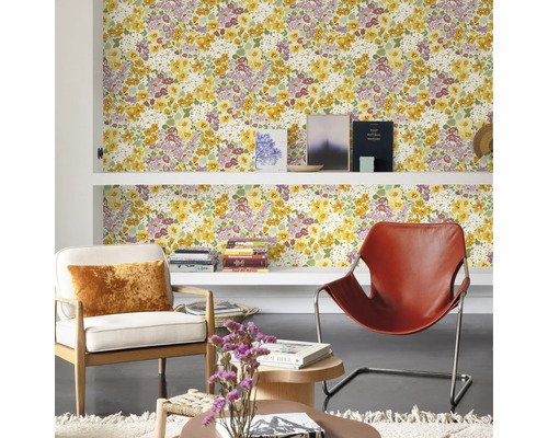 Woonkamer met bloemenbehang, planken en fauteuils