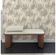 Kamer met patroonbehang, houten bed en kussen