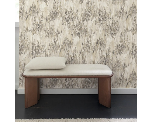 Kamer met patroonbehang, houten bed en kussen