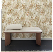 Kamerimpressie met gedessineerd behang en gestoffeerde bank met kussen