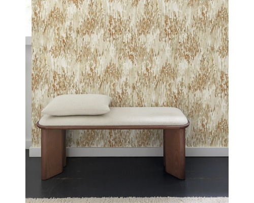 Kamerimpressie met gedessineerd behang en gestoffeerde bank met kussen