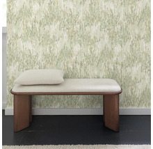 Kamer met bloemenbehang, houten banken en kussens