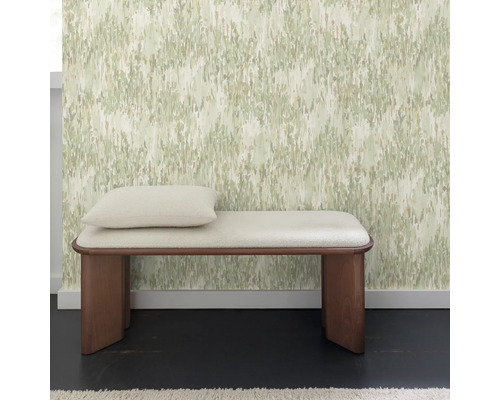 Kamer met bloemenbehang, houten banken en kussens