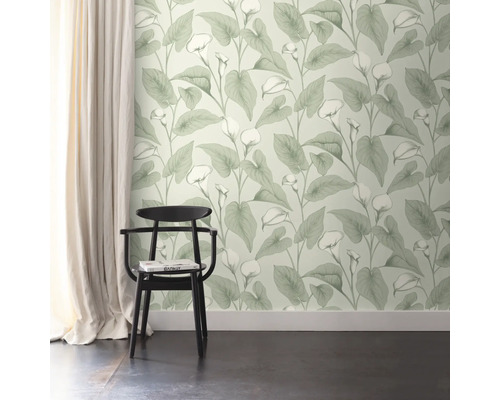 Kamerweergave met bloemenbehang, stoel en gordijn