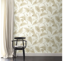 Woonruimtescène met bloemenbehang, gordijn en stoel