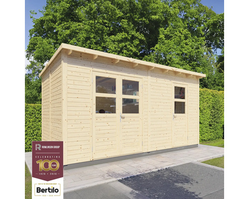 Houten tuinhuis met ramen en deuren voor bomen en Rowlinson Group Logo