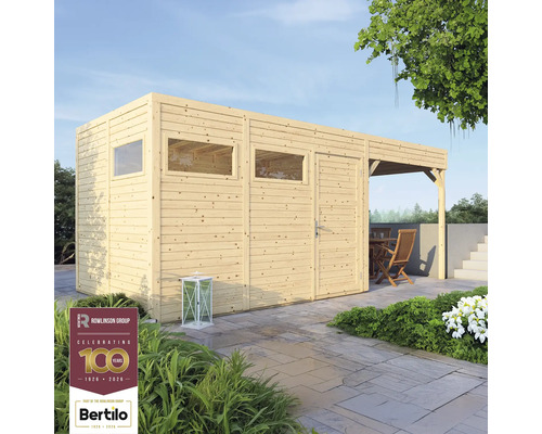 Houten tuinhuis met ramen en overdekt terras met tuinmeubelen