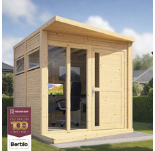 Houten tuinhuis met ramen en deur in de tuin